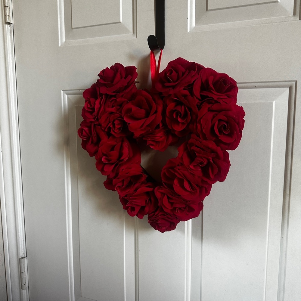 Red Roses Heart Wreath - Picture 7 of 7